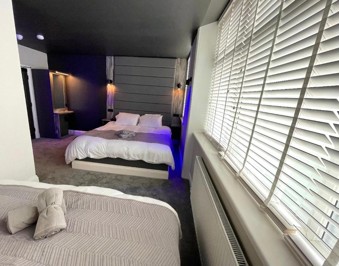 Breeze Suites - Luxury Group Accom - Sleeps 19 ブラックプール エクステリア 写真